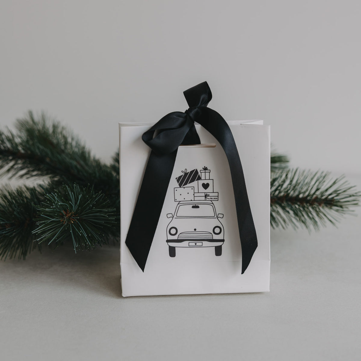 Weißes Geschenkbeutel-Set mit schwarzem Band und Weihnachtsauto-Aufdruck, Vorderansicht