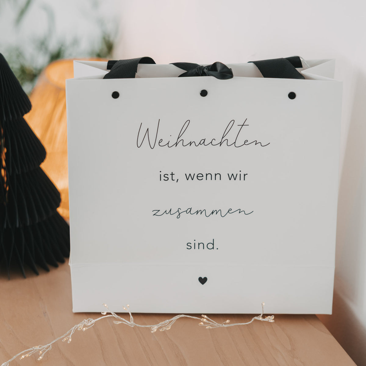 Weiße Geschenktüte im 2er-Set mit schwarzem Band, Aufdruck „Weihnachten ist…“
