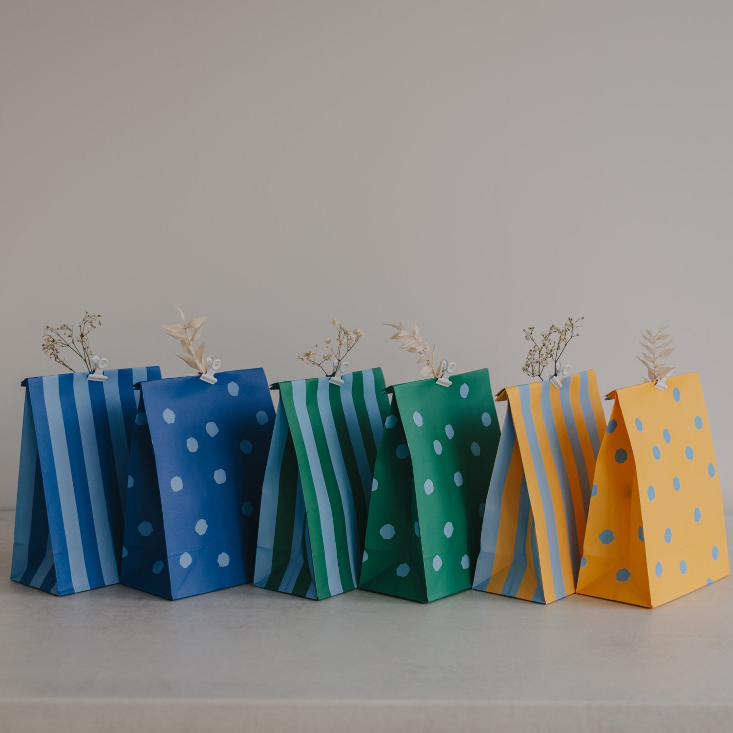 Papiertüten-Set: blau und grün gestreift sowie blau und gelb gepunktet