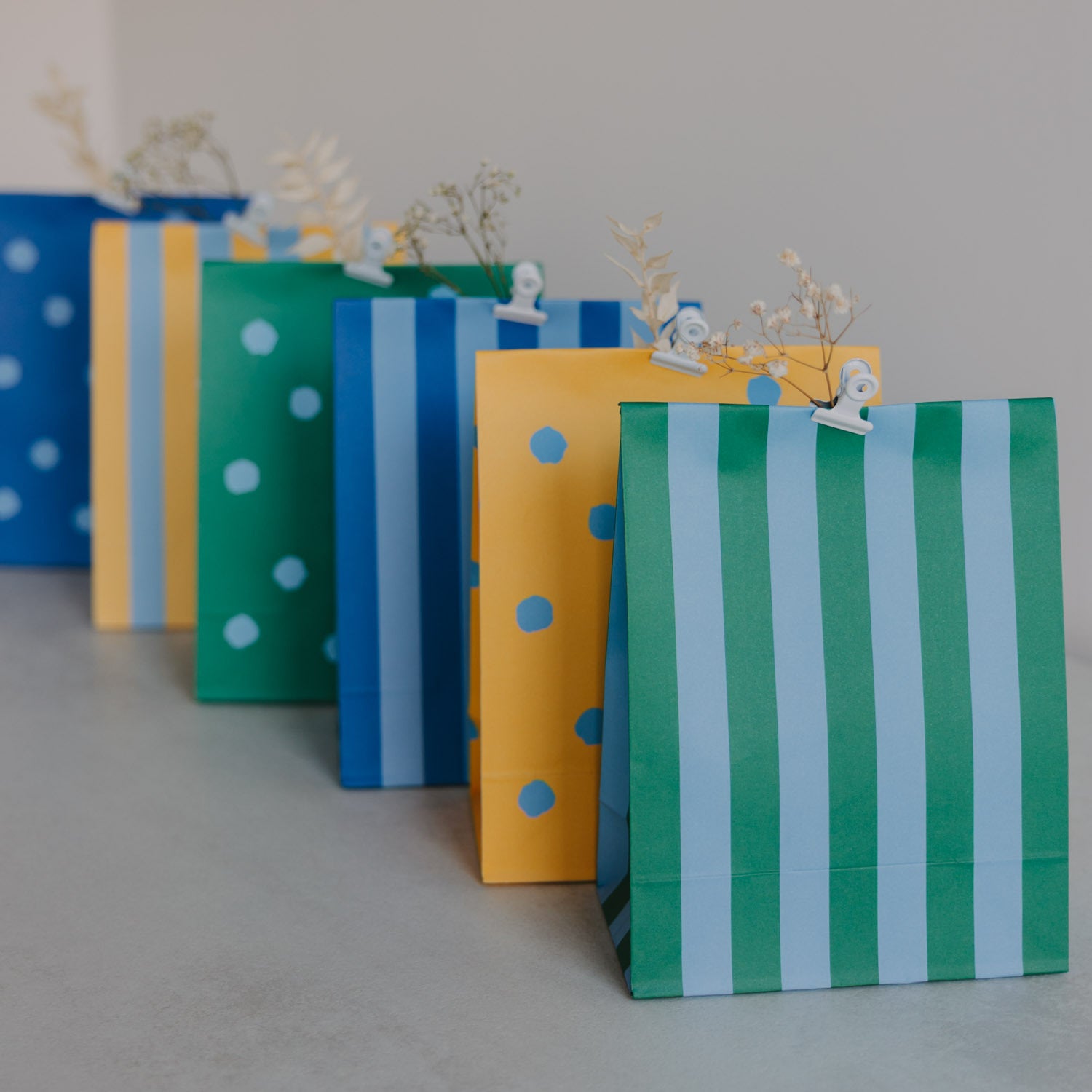 Papiertüten-Set: blau, grün und gelb, je gestreift und gepunktet