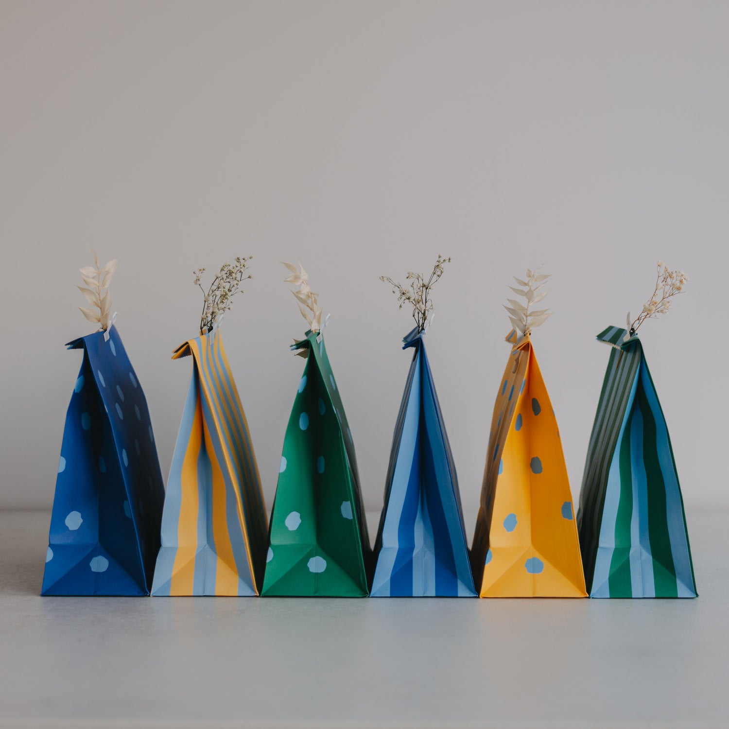 Papiertüten im 6er-Set mit Streifen und Punkten in Blau, Grün und Gelb