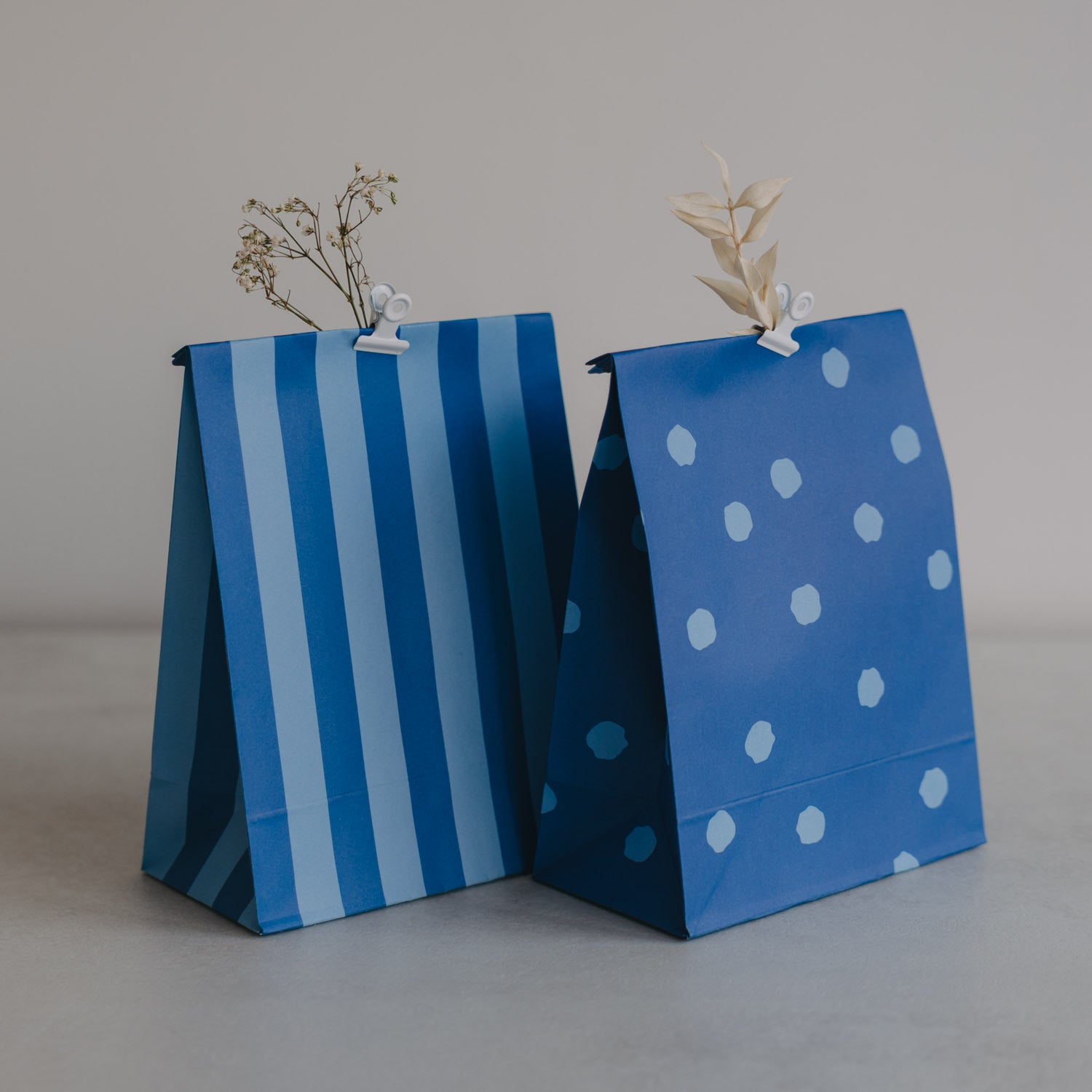 Papiertüte aus Papier: blau gestreift und blau gepunktet