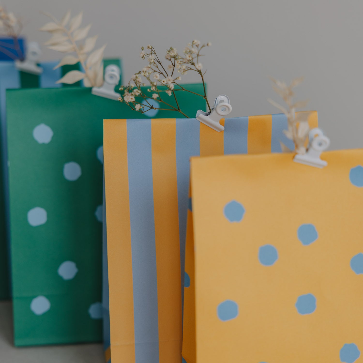 Papiertüte aus Papier: grün gepunktet, gelb gestreift und gelb gepunktet