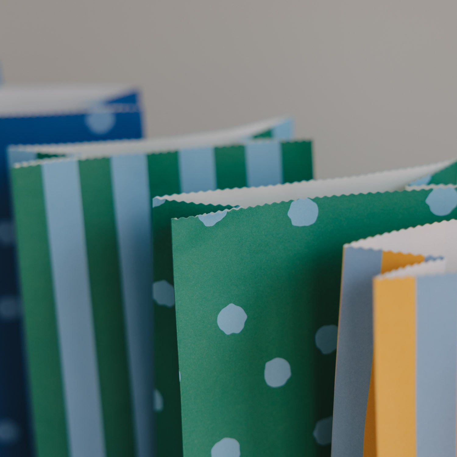 Papiertüten aus Papier, Nahansicht: grün gepunktet und gestreifte Tüten