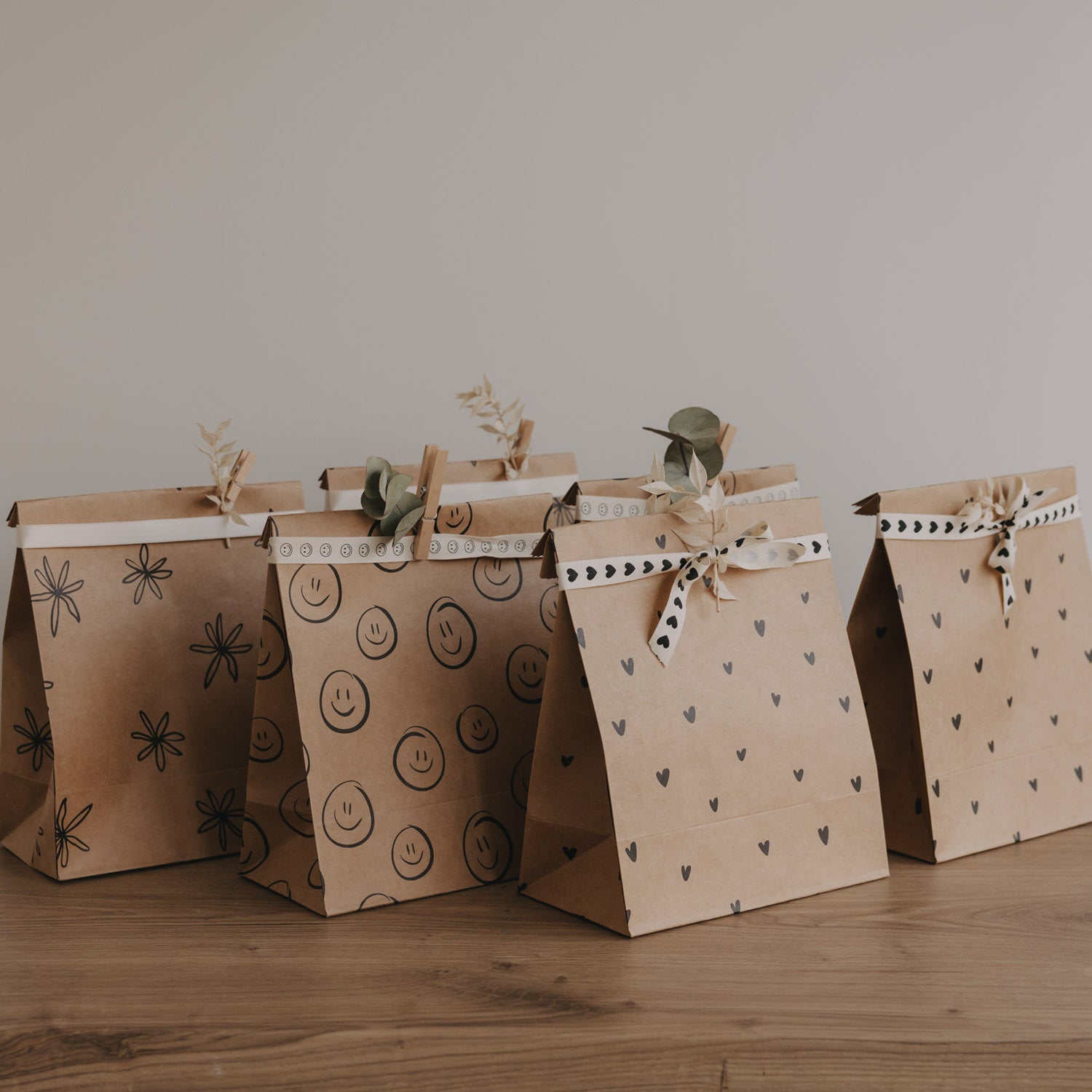 Papiertüten-Set mit verschiedenen Mustern, oben mit Band und Schleifen, mehrere Beutel