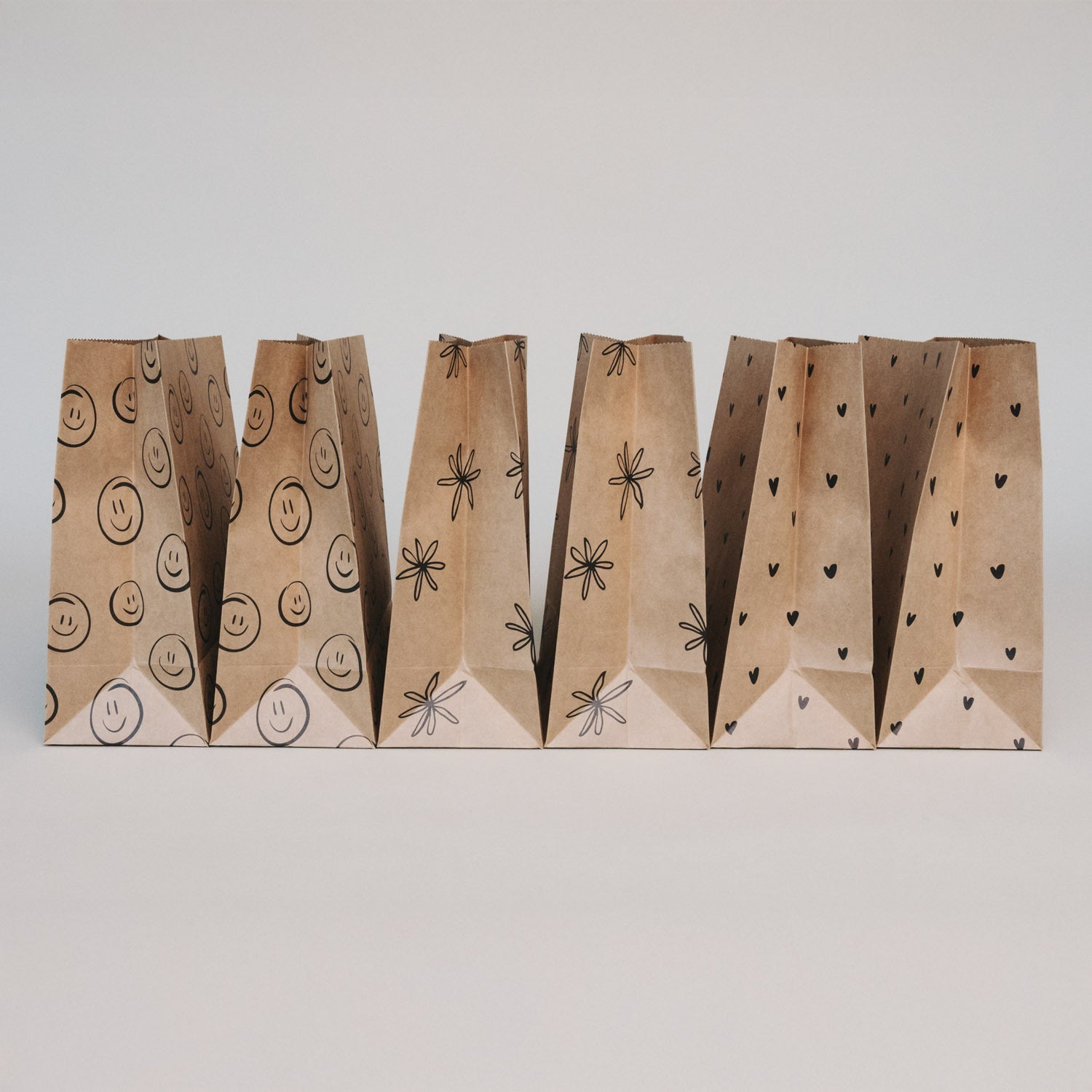 6 Papiertüten aus Kraftpapier mit wechselnden Illustrationen, Smiley und Herzen