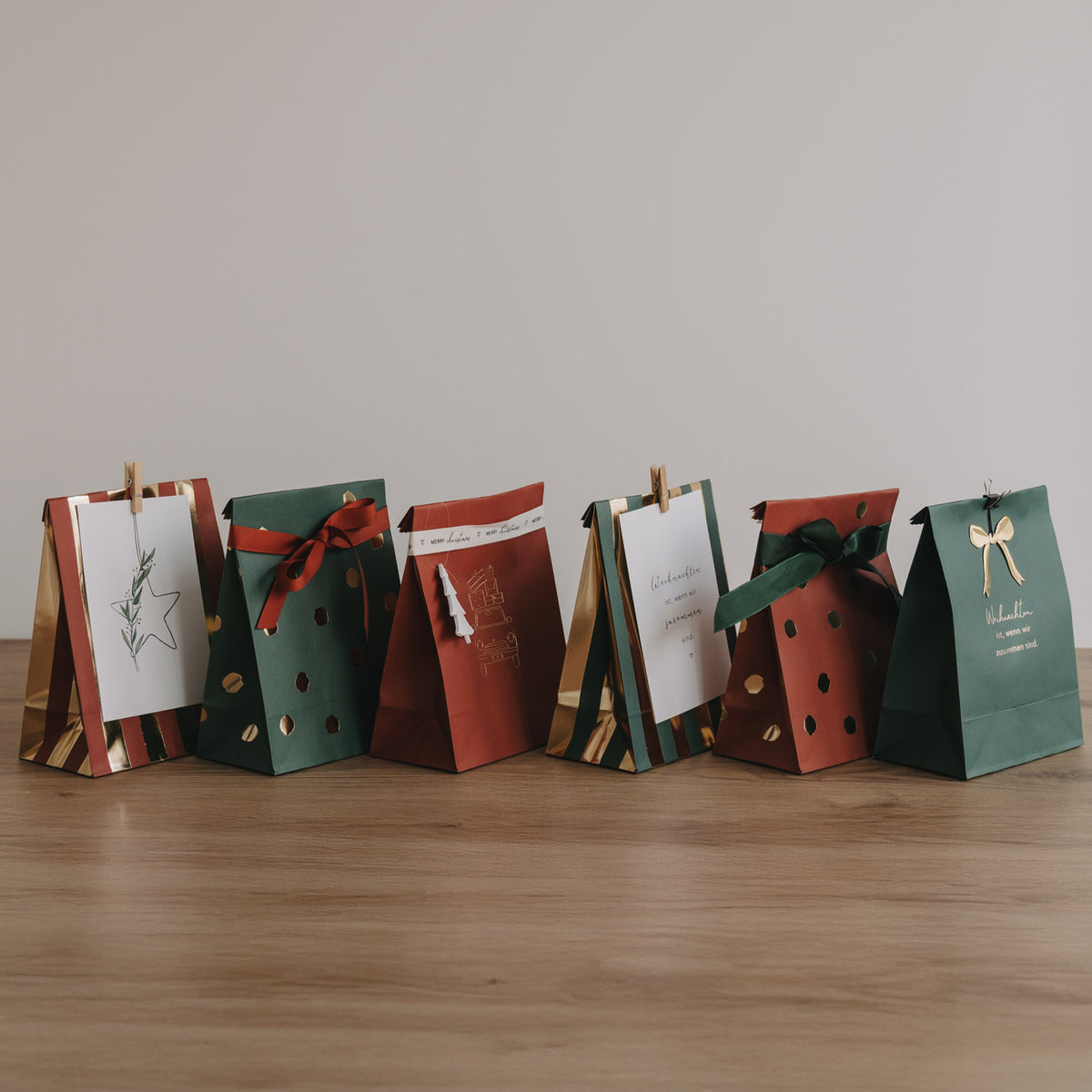Weihnachtspapiertüten (S) im Set mit verschiedenen Motiven: Stern, Punkte und Streifen