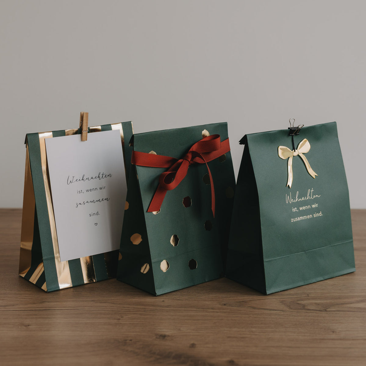 Weihnachtspapiertüten (S) im Trio, grün mit Punkten sowie Streifen- und Spruchmotiv