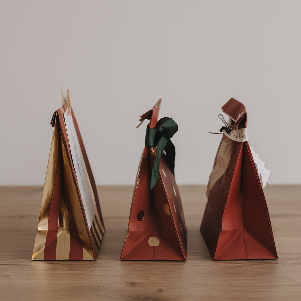 Weihnachtspapiertüten (S) in verschiedenen Farben mit Griffen und Weihnachtsmotiven