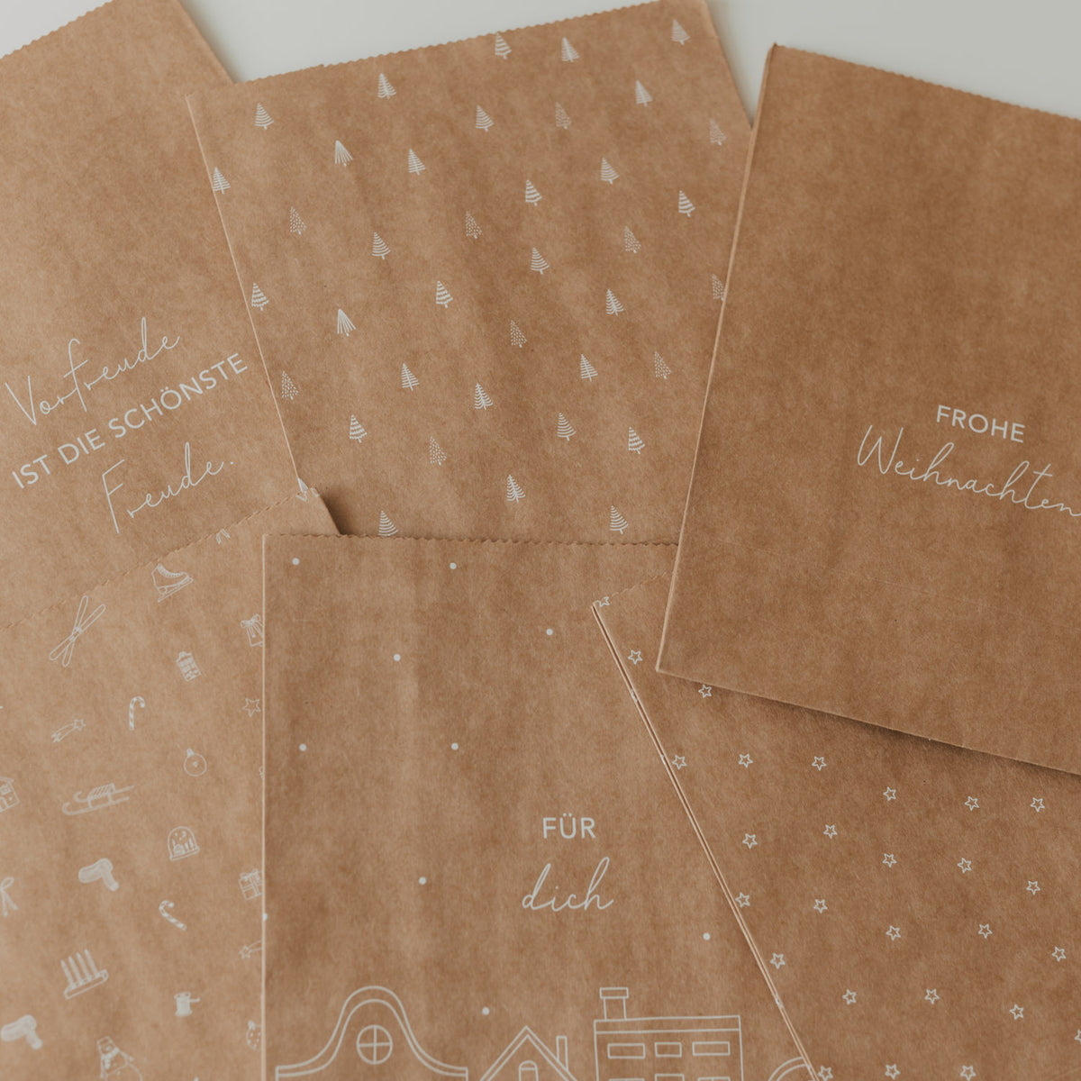 Papiertüten-Set: braunes Papier mit Weihnachtsdrucken und verschiedenen Sprüchen