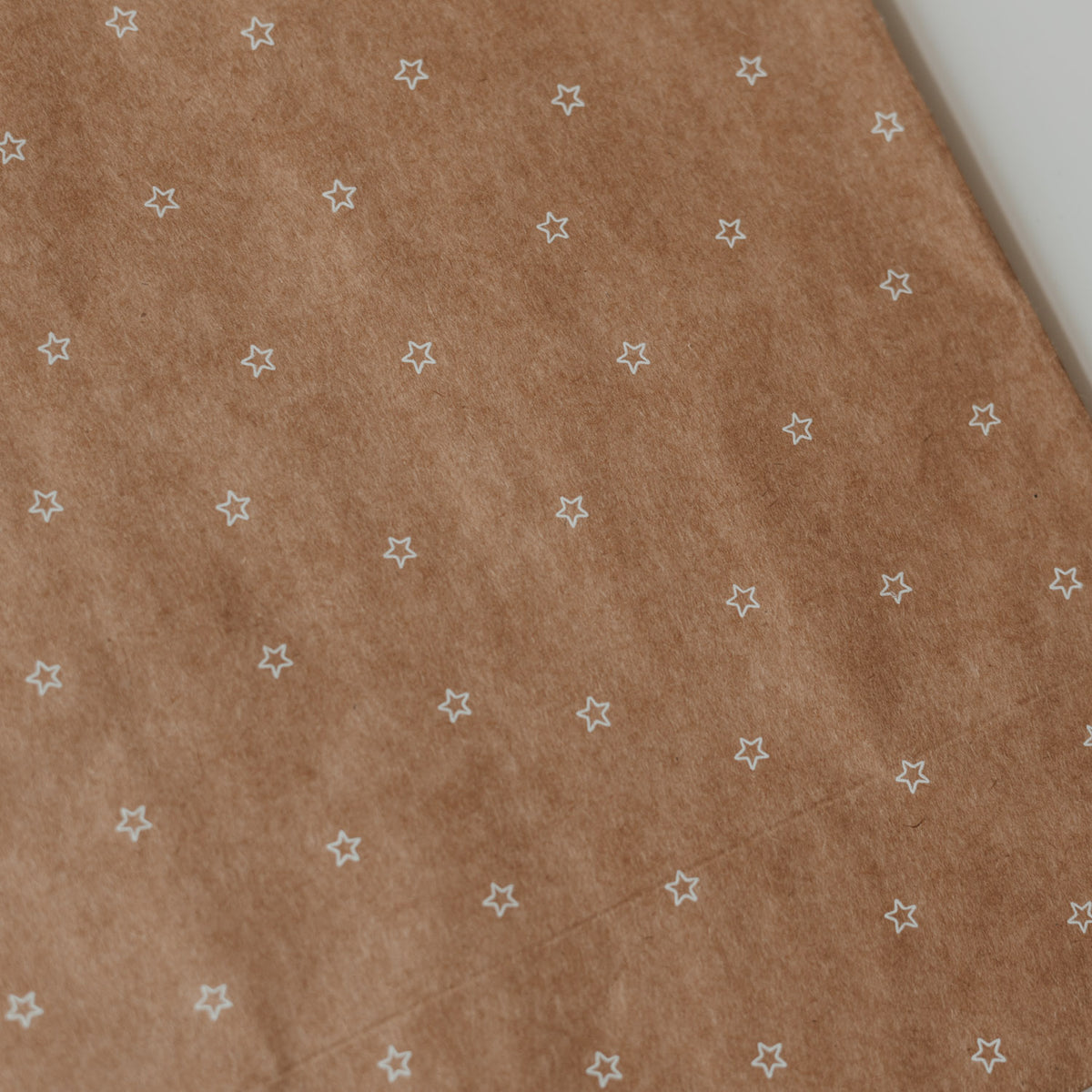 Papiertüte braun mit weißem Stern- und Deko-Muster