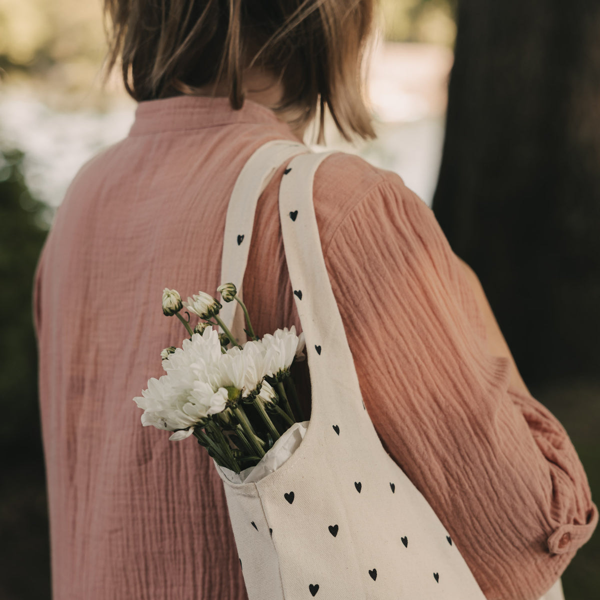 Faltbare Tragetasche mit Herzmuster, cremefarben, seitlicher Blick am Henkel